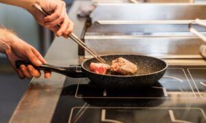 жарят мясо на сковороде