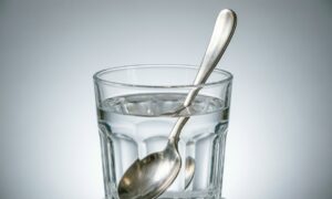 Серебряная ложка в стакане