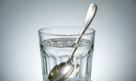 Серебряная ложка в стакане