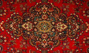 ярко-красный ковер на стене