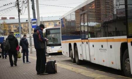 Остановка с автобусом