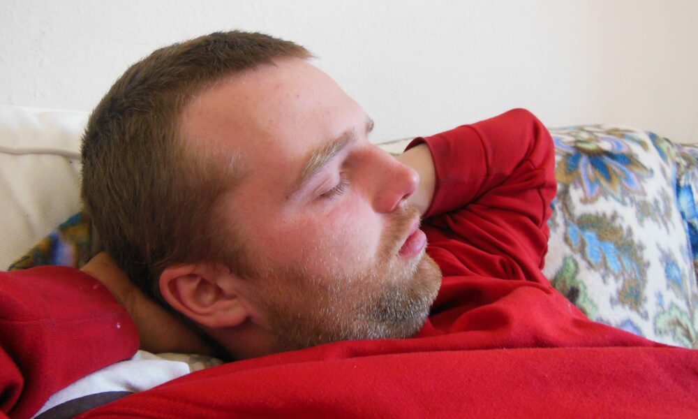 Мужчина спит
