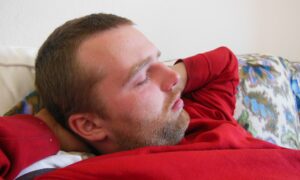 Мужчина спит