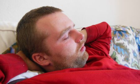 Мужчина спит
