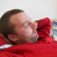 Мужчина спит