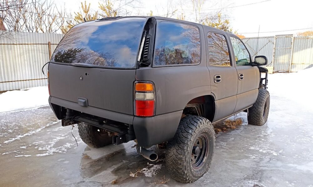 Автомобиль стоит на улице