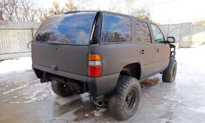 Автомобиль стоит на улице