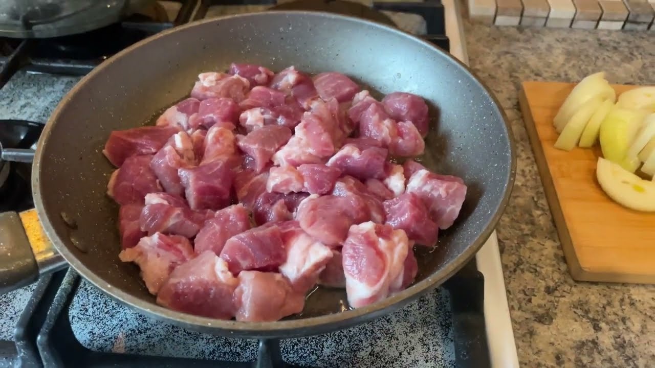 Куски мяса на сковороде