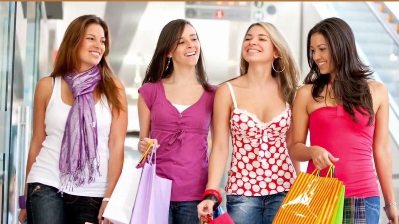 Девушки ходят по магазинам