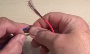 Мастер скручивает многожильные провода