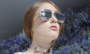 Девушка в солнечных очках