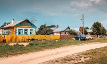 желтый деревенский дом на проселочной дороге