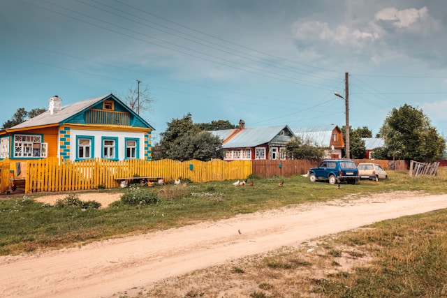 желтый деревенский дом на проселочной дороге