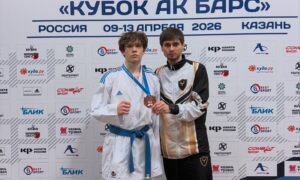 Каратист Никита Мухин (слева)