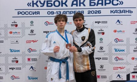 Каратист Никита Мухин (слева)