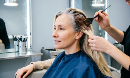 Женщина в саолне красоты закрашивает седину