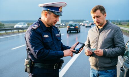 Инспектор штрафует водителя