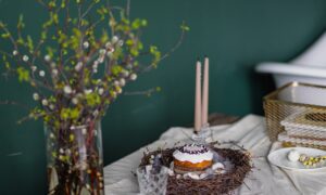 Кулич стоит на столе