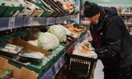 Пенсионер покупает продукты