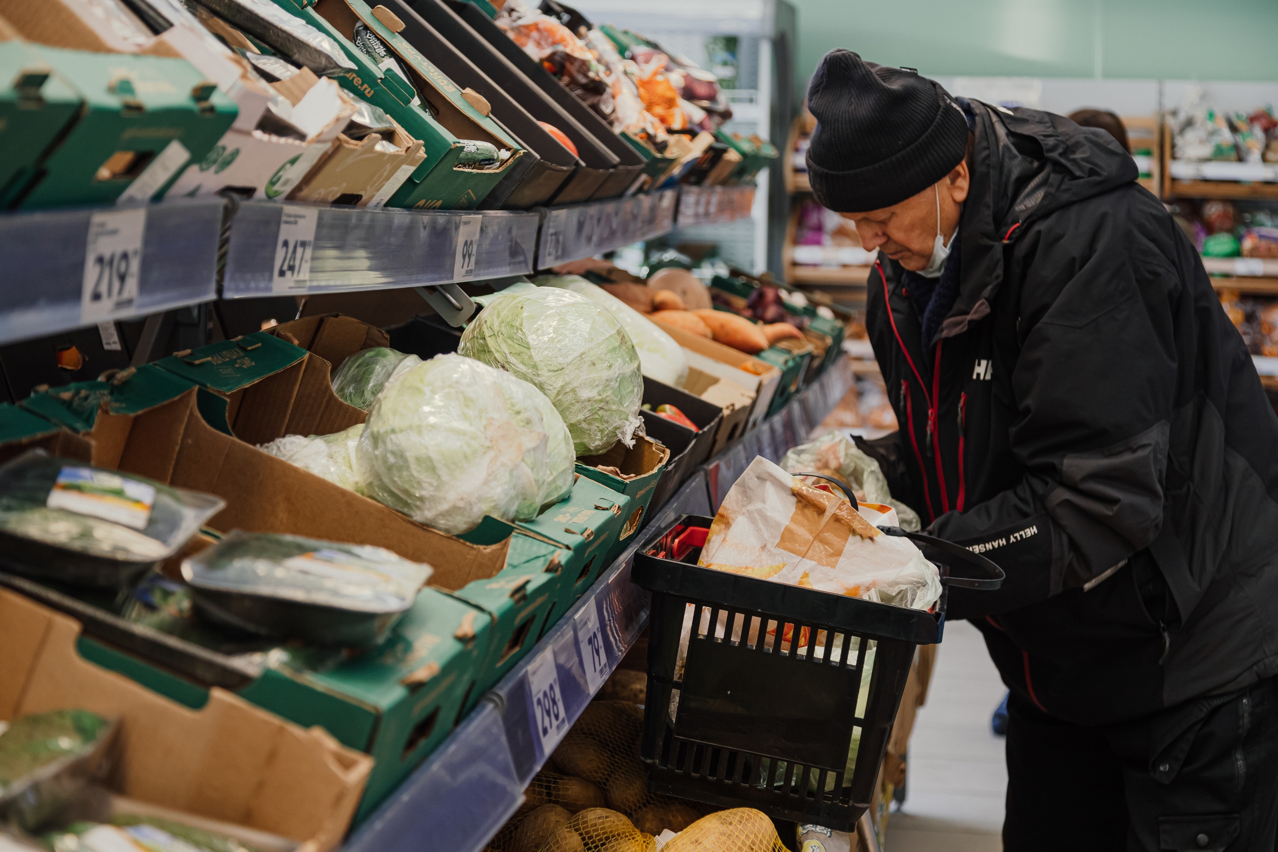 Пенсионер покупает продукты