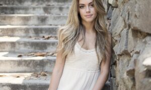 Стоит девушка