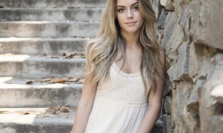 Стоит девушка