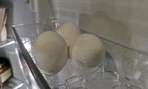 Яйца на полке в холодильнике