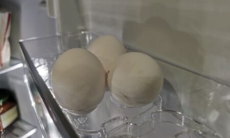 Яйца на полке в холодильнике