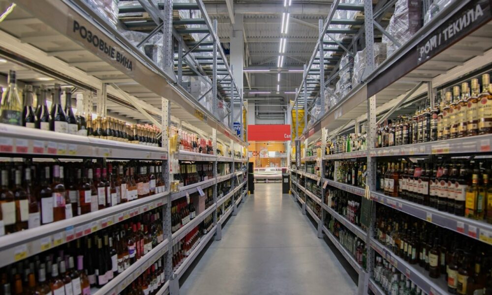 Полки с алкоголем в магазине
