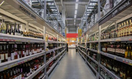 Полки с алкоголем в магазине