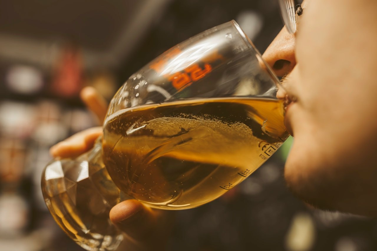 Мужчина пьёт пиво