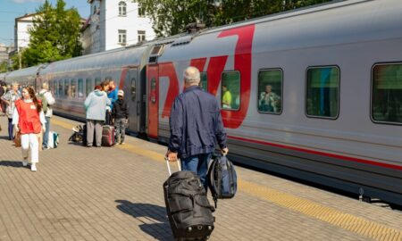 Пассажиры поезда идут к своим вагонам