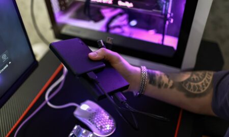 Человек держит жёсткие диски