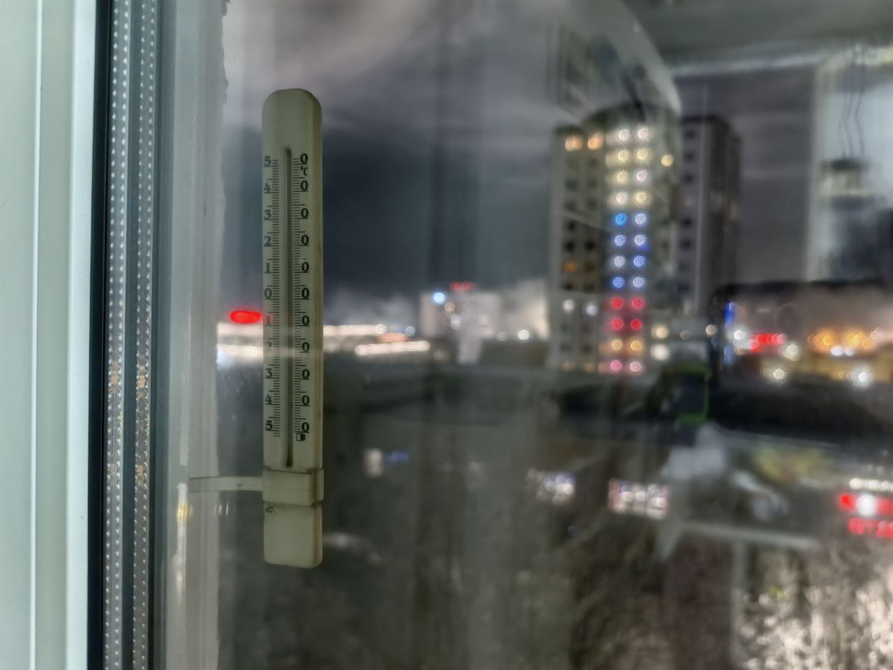 Окно в городской квартире