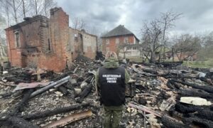 Следователь работает на месте пожара