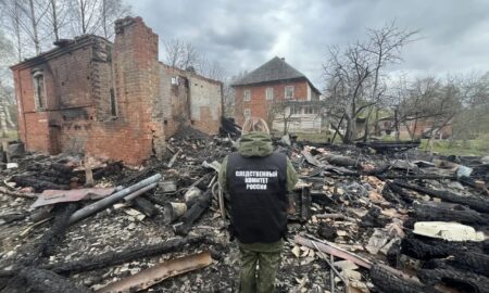 Следователь работает на месте пожара