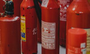Огнетушители стоят в помещении