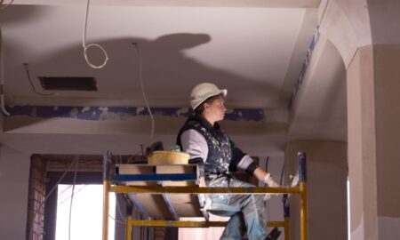 Девушка делает ремонт