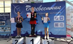 Фигуристка Валерия Иванова (по центру)