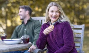 девушка в фиолетовой толстовке