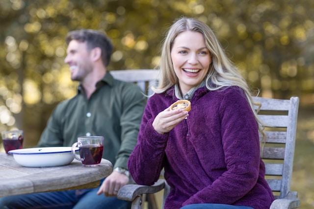 девушка в фиолетовой толстовке