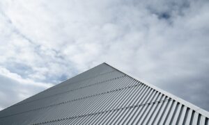 крыша на фоне неба