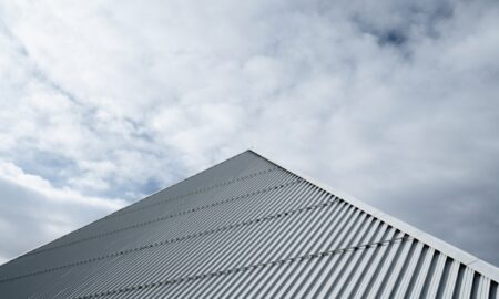 крыша на фоне неба