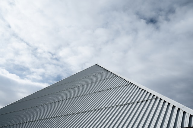 крыша на фоне неба