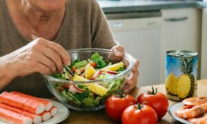 Хозяйка готовит салат с морепродуктами