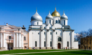 Собор Святой Софии – главный православный храм Великого Новгорода, созданный в 1045 – 1050 годах. Является древнейшим сохранившимся храмом на территории России, построенным славянами. Собор был заложен на месте Владычного двора и строился примерно до 1050 года вместо сгоревшего перед этим 13-главого деревянного храма 989 года, однако не на том же месте, а севернее. Освящён собор был по данным разных летописей в 1050 или 1052 году епископом Лукой.