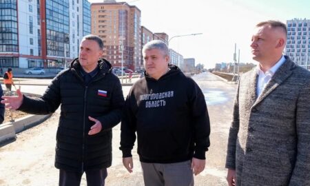 Александр Дронов проверил, как идёт строительство продолжения Большой Московской в Великом Новгороде.