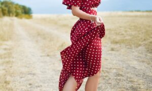 летнее красное платье в горошек