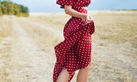 летнее красное платье в горошек