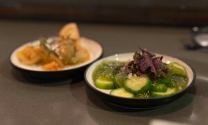 огурцы с базиликом на тарелке